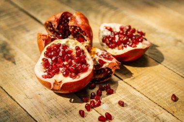 nar meyve eski ahşap masa