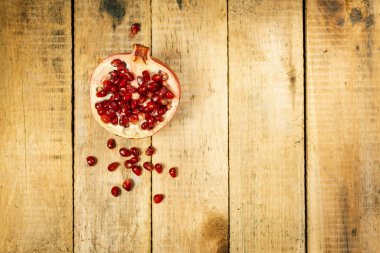 nar meyve eski ahşap masa