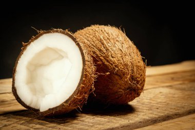 ahşap bir masa üzerinde kahverengi taze hindistancevizi