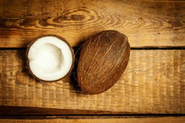 ahşap bir masa üzerinde kahverengi taze hindistancevizi