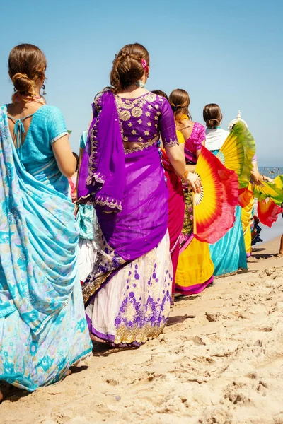 Hare krishna women in colorful dresses are walking on the beach — Stock Photo, Image