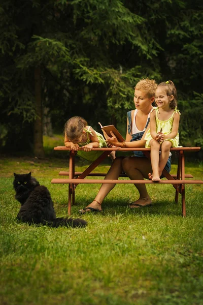 Mama i dwie piękne córki spędzić wspaniały czas w las lato — Zdjęcie stockowe