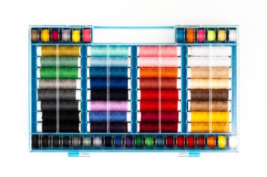 beyaz bir arka plan üzerinde renkli konu bobin ile izole kutusu