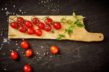 lezzetli ve sulu domates ve fesleğen siyah bir tabloda bir ahşap tahta üzerinde