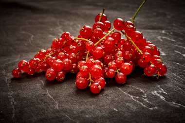 lezzetli ve sulu kırmızı kuş üzümü eski siyah ahşap masa