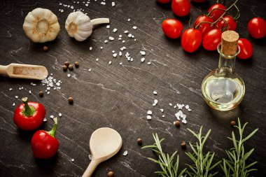 Siyah ahşap masa dökülen tuz ve sebze ve zeytin yağı ile