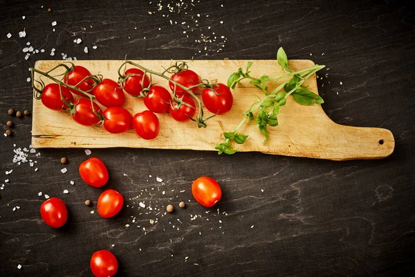 lezzetli ve sulu domates ve fesleğen siyah bir tabloda bir ahşap tahta üzerinde