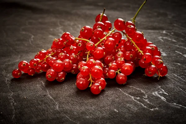 lezzetli ve sulu kırmızı kuş üzümü eski siyah ahşap masa