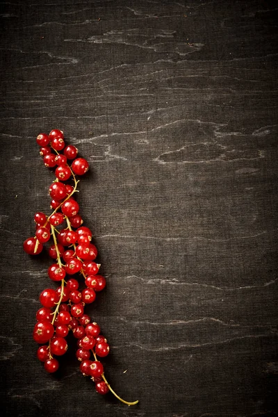 Вкусная Сочная Красная Смородина Старом Черном Деревянном Столе — стоковое фото