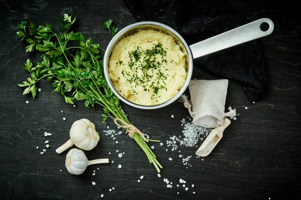 Deliziosa Cremosa Purea Patate Fresche Cosparsa Prezzemolo Una Pentola Argento — Foto Stock