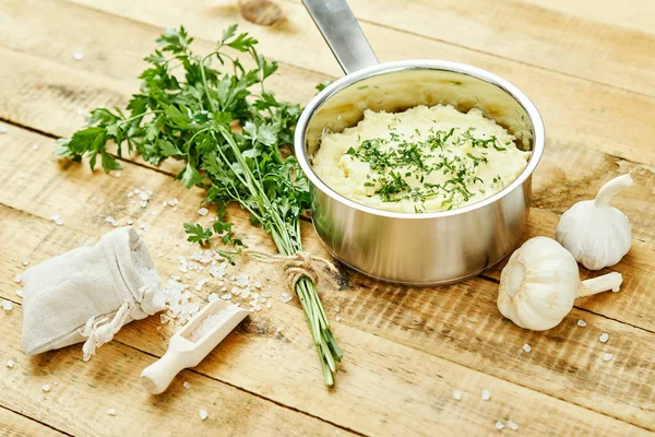 Deliziosa Cremosa Purea Patate Fresche Cosparsa Prezzemolo Una Pentola Argento — Foto Stock