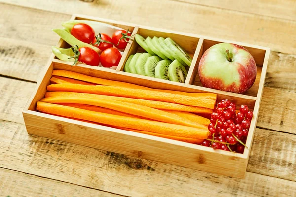 Коробка Смачною Морквою Яблуком Ківі Вишневими Помідорами Червоною Смородиною Дерев — стокове фото