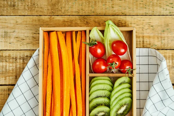 Коробка Вкусной Морковью Яблоком Киви Помидорами Черри Красной Смородиной Деревянном — стоковое фото