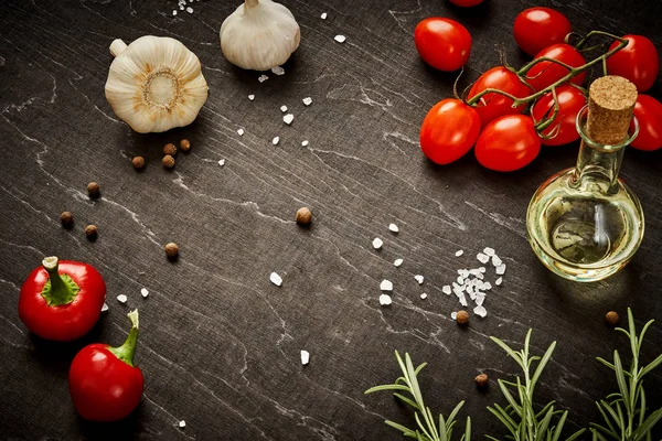 Siyah ahşap masa dökülen tuz ve sebze ve zeytin yağı ile