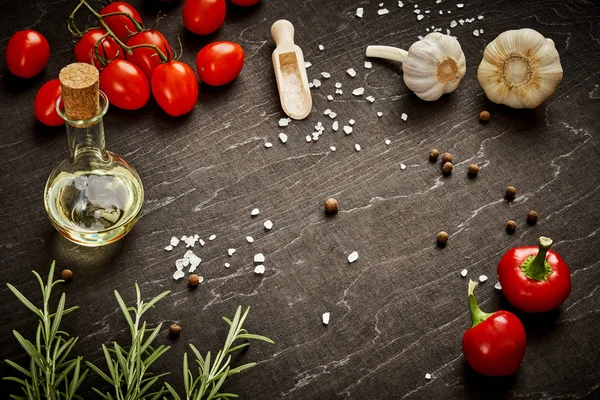 Siyah ahşap masa dökülen tuz ve sebze ve zeytin yağı ile