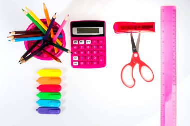 Beyaz Okul arka plan ile bir kalem hesaplama cetveli ve keçeli kalemler