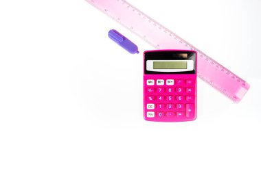 Okul arka plan ile bir pembe hesap makinesi, cetvel ve keçeli kalem