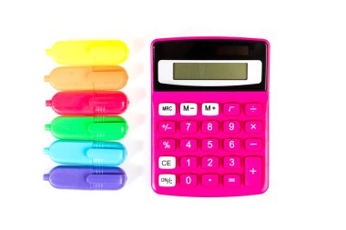 pembe hesap makinesi ve keçeli kalem ile Okul arka plan