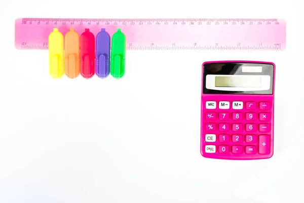 Iskolai háttér egy rózsaszín számológép, vonalzó, filctoll — Stock Fotó