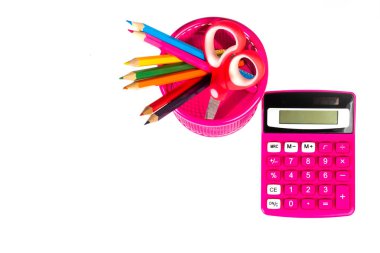bir hesap makinesi ve pembe bir kap içinde renkli kalemler ile Okul arka plan