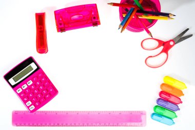 Beyaz Okul arka plan ile bir kalem hesaplama cetveli ve keçeli kalemler
