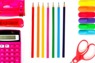 Beyaz Okul arka plan ile bir kalem hesaplama cetveli ve keçeli kalemler