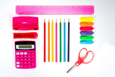 Beyaz Okul arka plan ile bir kalem hesaplama cetveli ve keçeli kalemler