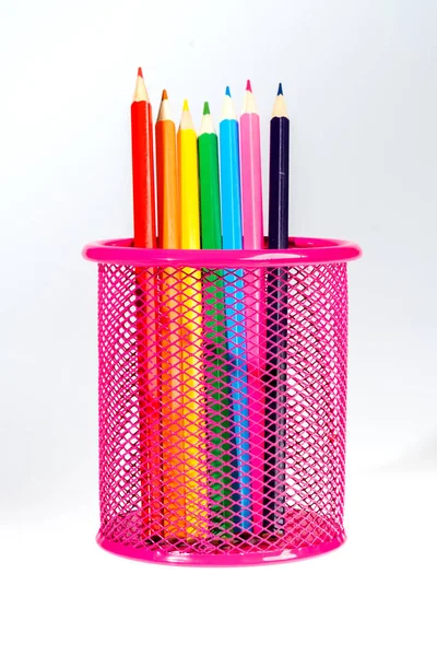 Iskolai háttér színes ceruzával egy rózsaszín konténer — Stock Fotó