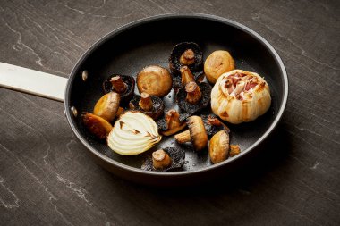 Eski bir ahşap masa üzerinde sıcak bir Pan kızarmış yağlı mantar