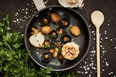 Eski bir ahşap masa üzerinde sıcak bir Pan kızarmış yağlı mantar