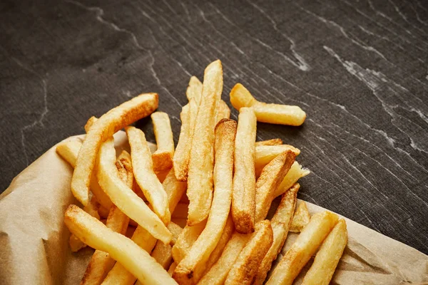 Kağıt üzerinde siyah bir eski tablo lezzetli ve çıtır çıtır patates kızartması