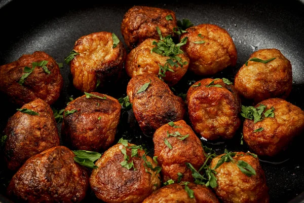 maydanoz siyah eski ahşap bir masa üzerinde bir tavada köfteyle
