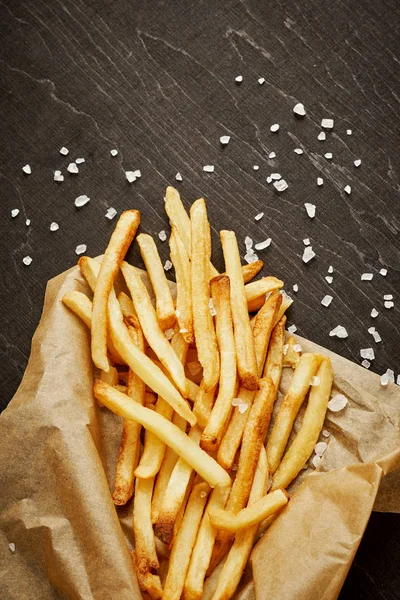 Kağıt üzerinde siyah bir eski tablo lezzetli ve çıtır çıtır patates kızartması