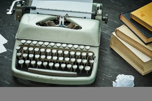 Bela velha máquina de escrever cinza, livro e um pedaço de papel — Fotografia de Stock