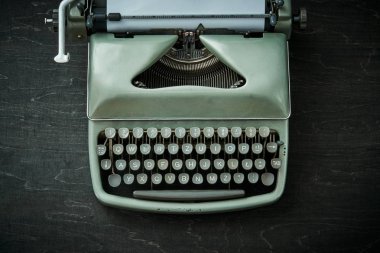 güzel eski gri daktilo siyah bir tablo