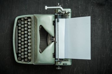güzel eski gri daktilo siyah bir tablo