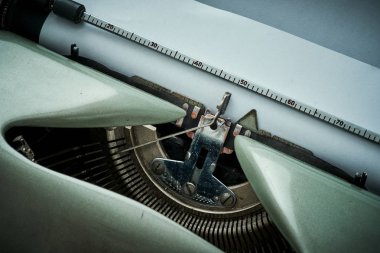 Eski bir daktilo mekanizmasının ayrıntılı görünüm