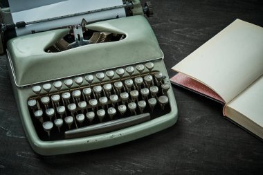 güzel eski gri daktilo ve siyah bir tablo kitap