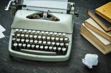 güzel eski gri daktilo, kitap ve kağıt