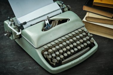 güzel eski gri daktilo ve siyah bir tablo kitap