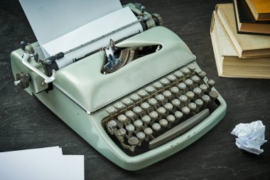 güzel eski gri daktilo, kitap ve kağıt