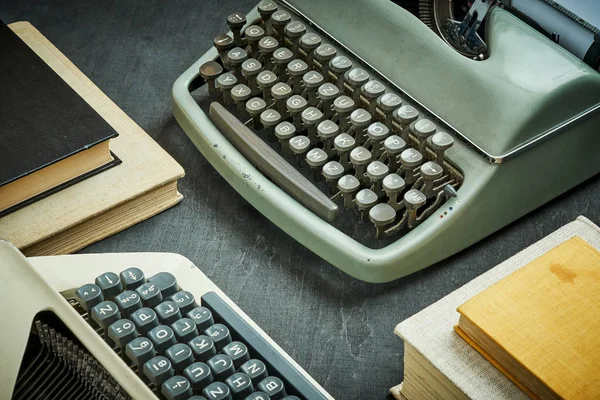 Wo старые пишущие машинки и книга на черном столе — стоковое фото
