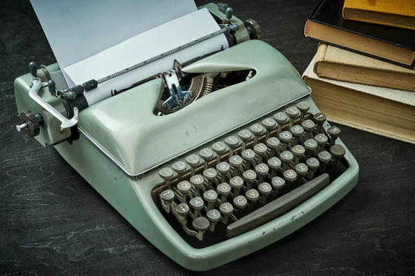 güzel eski gri daktilo ve siyah bir tablo kitap