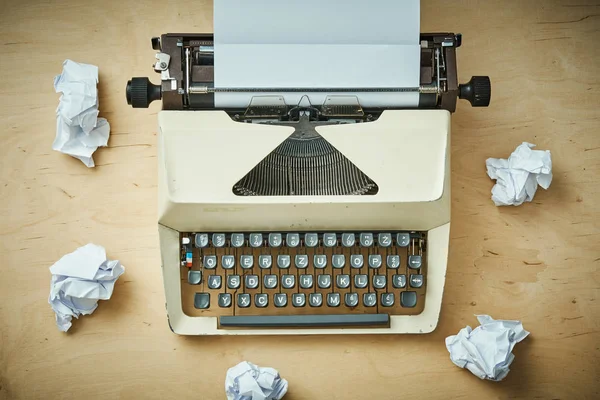 gri anahtarları ve kağıt parçaları ile parlak eski daktilo