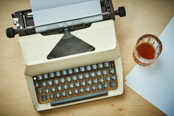 Máquina Escrever Velha Brilhante Com Chaves Cinzas Papel Copo Álcool — Fotografia de Stock