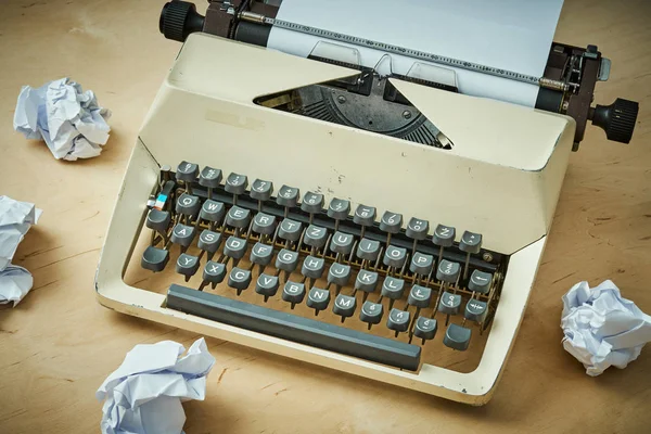 Světlé Starý psací stroj s šedou klíče a kousky papíru — Stock fotografie