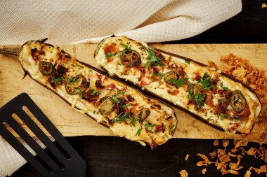 güveç patlıcan peynir ve jalapeno biber siyah bir tablo