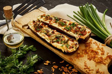 güveç patlıcan peynir ve jalapeno biber siyah bir tablo