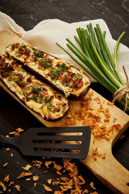 güveç patlıcan peynir ve jalapeno biber siyah bir tablo