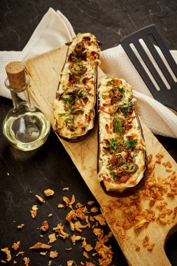 güveç patlıcan peynir ve jalapeno biber siyah bir tablo